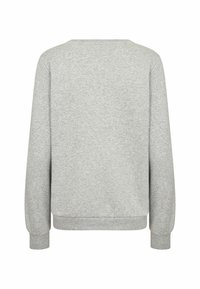 Szürke, hosszú ujjú pulóver kerek nyakkal, sima anyagból készült. Bordás mandzsettákkal és aljjal rendelkezik, nincs rajta grafika vagy egyéb részlet.