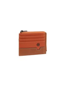 Cartera de tela naranja con base de cuero marrón contrastante. Cuenta con múltiples ranuras para tarjetas, un compartimento con cremallera y un detalle de logotipo.