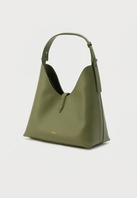 Χειροποίητη τσάντα ώμου από δερματίνη σε ελιά πράσινο χρώμα με δομημένη σιλουέτα, φαρδιά λουράκι ώμου και διακριτικό χρυσό λογότυπο μπροστά.