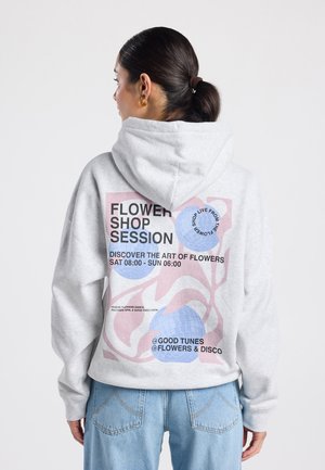 Grijze hoodie met een capuchon en trekkoord, voorzien van een kleurrijke afbeelding op de achterkant, met tekst en abstracte vormen in roze en blauw.