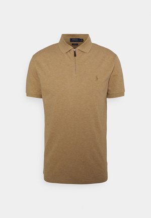 Herre kortærmet tan polo skjorte med lynlåskrave og lille broderet logo på venstre bryst.