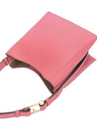 Roze leren handtas met een gestructureerd ontwerp, een soepele textuur, gouden hardware accenten en een verstelbare schouderband. De open bovenkant onthult de binnenkant.