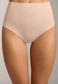 Slip a vita alta color beige realizzati in tessuto liscio ed elastico. Design senza cuciture né fodera visibile, che offre una silhouette pulita.