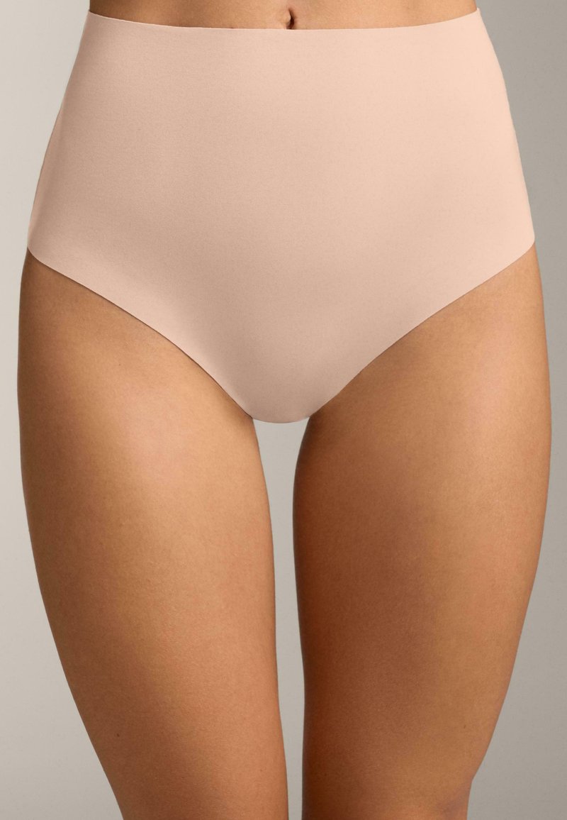 Slip a vita alta color beige realizzati in tessuto liscio ed elastico. Design senza cuciture né fodera visibile, che offre una silhouette pulita.