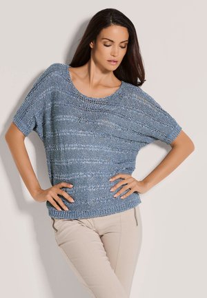 Hellblau gestrickter Pullover mit lockerer Passform, kurzen Ärmeln und weiterem Ausschnitt. Strukturiertes Muster mit horizontalen Streifen. Lässiges Design.