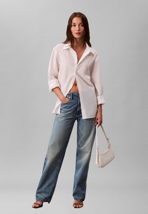 Calvin Klein EMBLEM SMALL SHOULDER - Handtasche - white