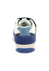 Baskets pour hommes avec une tige en maille blanche, des accents en daim bleu et une semelle couleur crème. Présente un tirant à l'arrière et un talon texturé.