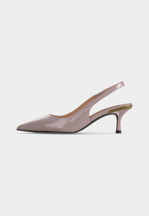Glanzende licht mauve slingback pumps met spitse neus en een gebogen hak van gemiddelde hoogte op een witte achtergrond.