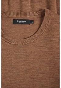 Barna Merino gyapjú pulóver kerek nyakkal, bordázott mandzsettákkal és aljjal. A címke szerint "Matinique", L-es méret, sima textúrával.