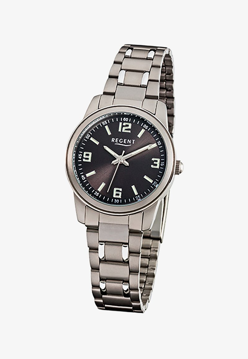 Montre-bracelet en métal argenté avec cadran noir, chiffres blancs aux positions 12, 3, 6 et 9, et index ainsi que aiguilles luminescents.