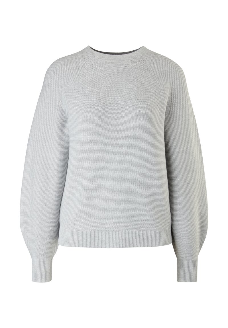 Hellgrauer Strickpullover mit rundem Halsausschnitt, langen Ärmeln, gerippten Bündchen und Saum, der durch ein strukturiertes Muster verziert ist.