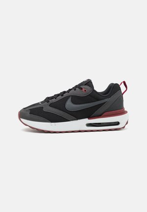 Czarno-ciemnoszary sneaker Nike z bordowymi akcentami, białą podeszwą, widocznym systemem amortyzacji powietrznej i pętelką z tyłu.