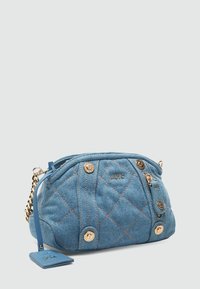 Jeans-gequiltete Handtasche mit goldfarbenen Beschlägen, ausgestattet mit einer Kettenriemen und blautags. Durchgehend mit auffälligem Diamantmuster und Nähdetails.