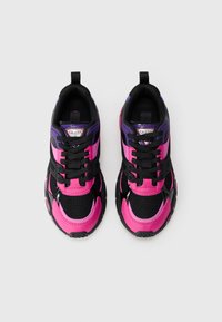 Sorte og rosa sneakers laget av mesh og syntetisk lær. Har lilla detaljer, svarte snorer og en logomerking på tungen.