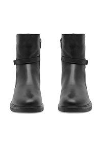 Mustad nahast pahkluu saapad sileda viimistlusega, dekoratiivse rihma ja peene riistvara ning tasase kummitaldiga stabiilsuse tagamiseks.