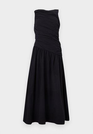 Μαύρο μίντι φόρεμα χωρίς τιράντες με ριμπ παραλλαγή στο μπούστο και ασύμμετρη, μαζεμένη μέση που καταλήγει σε φαρδιά φούστα.