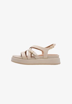 Sandalo beige piatto con ampie fasce, dettagli con fibbie dorate e suola spessa, progettato per un uso casual.