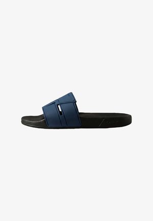 Schwarze Slide-Sandale mit breitem, navyblauem verstellbarem Riemen und strukturiertem Fußbett, Seitenansicht.