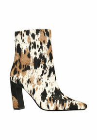 Bottine à bout pointu en fausse fourrure à motifs marron, noir et blanc, dotée d'un talon noir épais et d'une texture lisse.