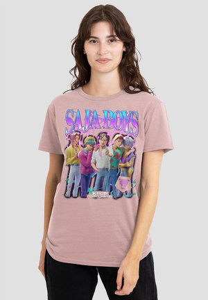 Helles rosa Baumwoll-T-Shirt mit buntem Grafikdruck von animierten Charakteren und dem Text "SAJA BOYS" darüber. Kurze Ärmel, lockere Passform.