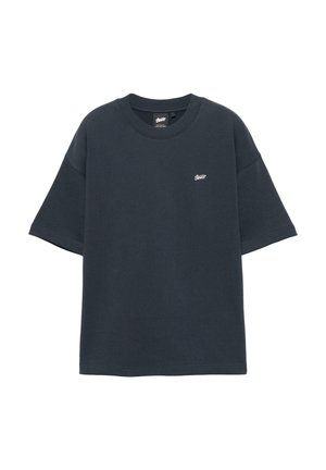 Ciemnoszary, oversize, krótki rękaw T-shirt z okrągłym dekoltem i małym białym logo na lewej piersi.