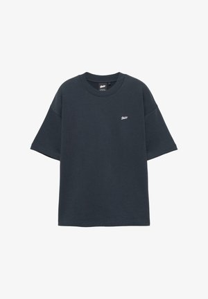 Ciemnoszary, oversize, krótki rękaw T-shirt z okrągłym dekoltem i małym białym logo na lewej piersi.