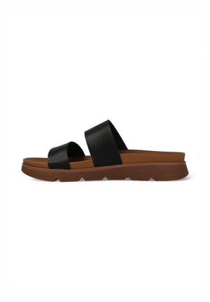 Zwarte slip-on sandaal met twee brede banden en een dikke bruine gevoerde zool, ontworpen voor casual gebruik.