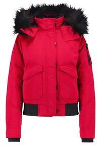 Červená péřová bunda s černou kožíškovou kapucí, mnoha předními kapsami, kapsou na zip na rukávu a černými žebrovanými manžetami a lemem.