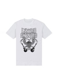 Bílá bavlněná trička s černým grafickým designem, na kterém je текст "LYNYRD SKYNYRD," orel a dvě kytary.