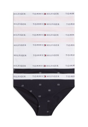 Σετ με επτά εσώρουχα Tommy Hilfiger σε λευκό, ανοιχτό ροζ και μαύρο με λαστιχένιες ζώνες με λογότυπο και μικρά διακριτικά με σημαίες στο μαύρο ζευγάρι.