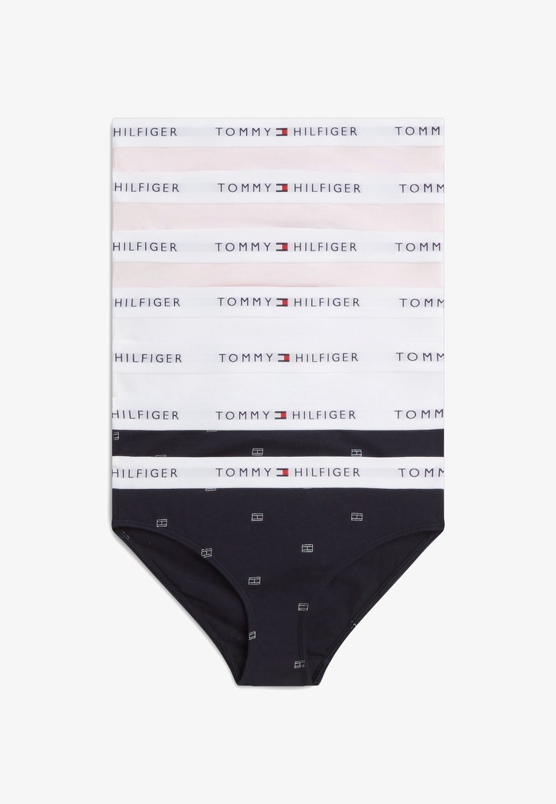 Σετ με επτά εσώρουχα Tommy Hilfiger σε λευκό, ανοιχτό ροζ και μαύρο με λαστιχένιες ζώνες με λογότυπο και μικρά διακριτικά με σημαίες στο μαύρο ζευγάρι.