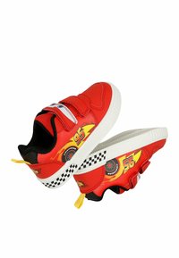 Baskets rouges pour enfants avec éclair jaune, numéro 95, semelles à carreaux noir et blanc, et bandes velcro.