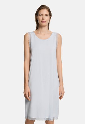 Jasnoniebieska sukienka bez rękawów wykonana z miękkiego materiału. Z zdobieniami w formie falowanych krawędzi na ramionach i u dołu, które nadają delikatny wygląd.