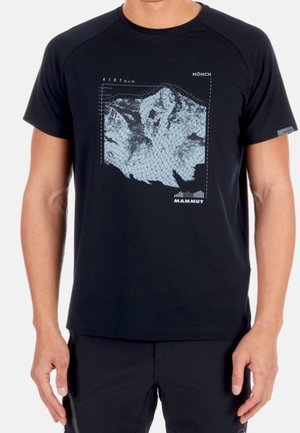 Schwarzes T-Shirt mit einer topografischen Karten-Grafik und Höhenangaben, beschriftet mit "Mönch" und "Mammut" auf der Vorderseite, getragen von einer stehenden Person.