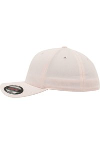 Căciulă de baseball roz deschis, cu vizor plat, fabricată dintr-un material cu textură netedă. Prezintă orificii de ventilație și un autocolant cu logo pe vizor.
