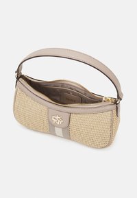 Bolso de paja trenzada en beige con una correa de cuero marrón claro. Presenta un cierre de cremallera, logo de DKNY y acentos a rayas. Bolsillos interiores visibles.