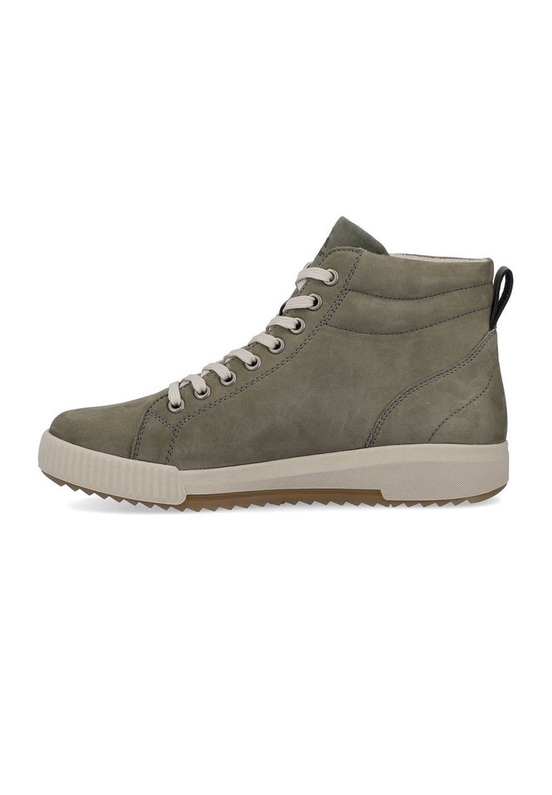 Hög sneakers i olivgrön mocka med beige sula, rund tå och kontrasterande svart hälögla; har snörningsdesign.