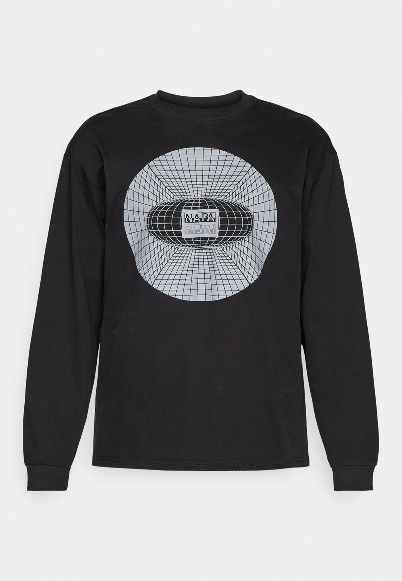 Camiseta de manga larga negra con un gran gráfico gris que presenta un patrón de cuadrícula y el texto "NAPA PJIRI" en el centro. Cuello redondo y puños.