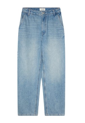 Jeans in denim azzurro chiaro con vita alta, gamba dritta, ampie tasche frontali e chiusura con bottoni. Leggera scoloritura e cuciture pulite.