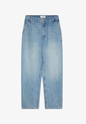 Jeans in denim azzurro chiaro con vita alta, gamba dritta, ampie tasche frontali e chiusura con bottoni. Leggera scoloritura e cuciture pulite.