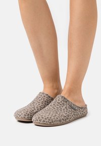 Chaussons en feutre doux avec imprimé léopard gris, dotés d'un design à enfiler, d'un bout rond et d'une semelle en caoutchouc flexible pour le confort.