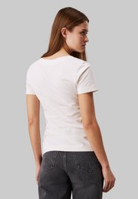 Calvin Klein Jeans MONOLOGO V NECK TEE 2 PACK - Jednoduché tričko - ivory/black