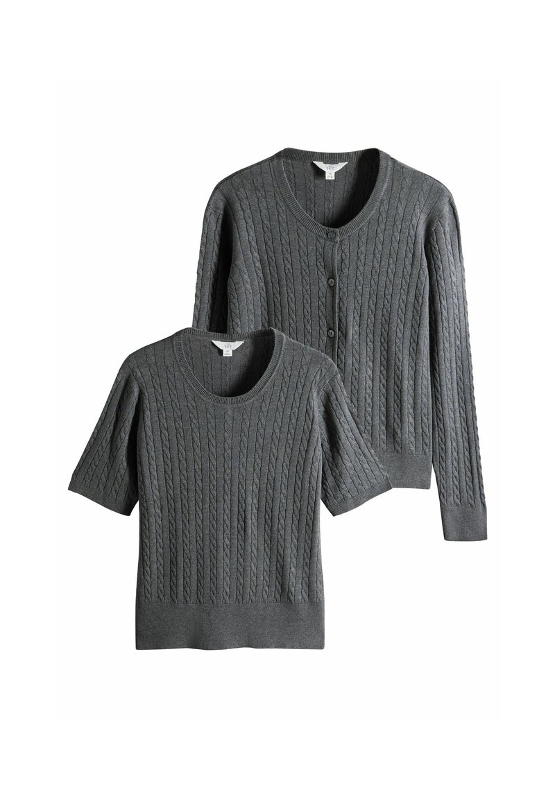 Set aus zwei grauen Kabelstrickpullovern, einem kurzärmeligen Rundhalsausschnitt und einer langärmeligen, geknöpften Strickjacke, auf einem weißen Hintergrund flach ausgelegt.