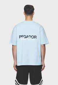 Pegador ALESO TEE - Apdrukāts T-krekls - washed baby blue