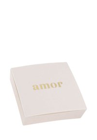 En fyrkantig, ljusrosa låda med en slät textur. Framsidan har ordet "amor" i guldbokstäver. Kanten är prydd med en subtil vit gräns.