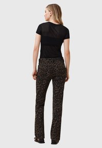 AllSaints HALDAN  - Jeans Bootcut - leppo brown