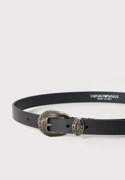 Μαύρη δερμάτινη ζώνη Emporio Armani με ασημένια διακοσμητική πόρπη και θηλιά, με ανάγλυφο λογότυπο της μάρκας στο εσωτερικό και στο λουρί, κατασκευασμένη στην Ιταλία.
