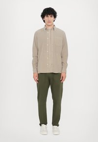 CLOSED BUTTON DOWN SHIRT - Shirt - silt grey