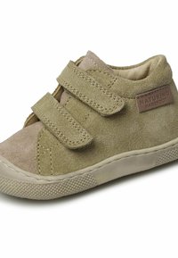 Zelená semišová bota se zapínáním na suchý zip, kulatou špičkou a texturovanou podešví. Obsahuje hnědou nálepku s embossovaným nápisem "Naturino Barefoot".