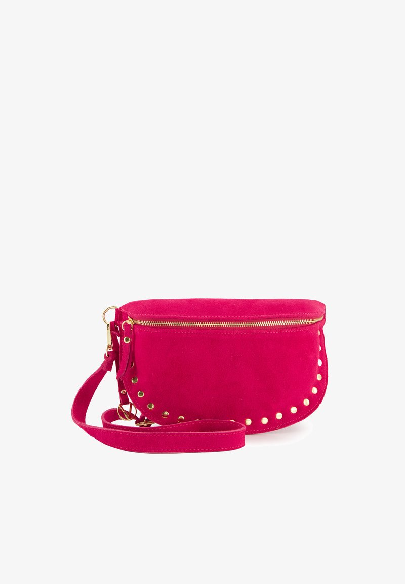 Rosa Wildleder-Crossbody-Tasche mit einem goldenen Reißverschluss, runder Form und goldenen Nietenakzenten entlang der Seite. Verstellbarer Riemen inklusive.